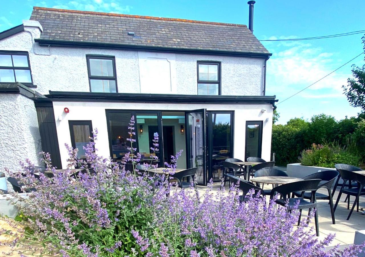 The Roost On Rock Road Hotel Barry Exterior photo